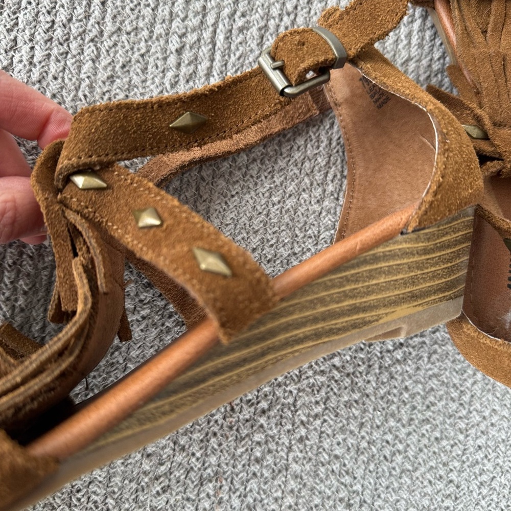 Minnetonka Tan Brown Suede Fringe Studded Wedge Boho Festival Sandals Sz 10 - Picture 5 of 10